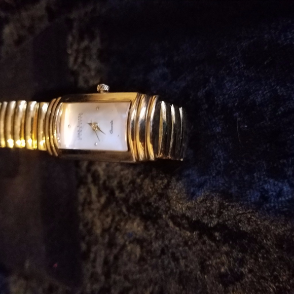 JOANN RIVERS WATCH GOLD TONE - Picture 2 of 4