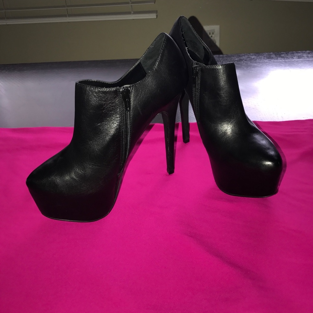STEVE MADDEN "VIPPPER" BOOTIE