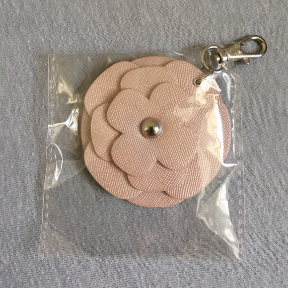 Victoria's Secret flower key chain - Picture 1 of 4