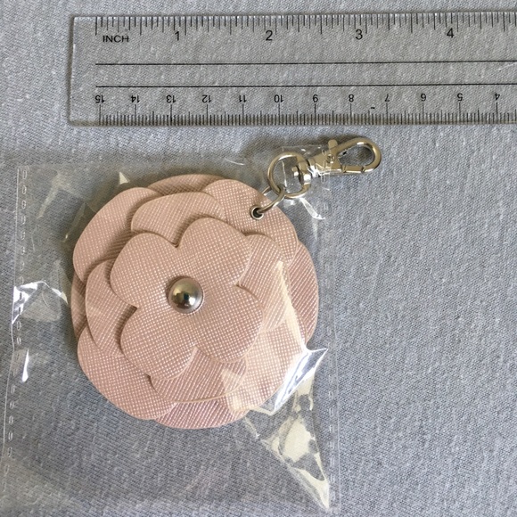 Victoria's Secret flower key chain - Picture 3 of 4