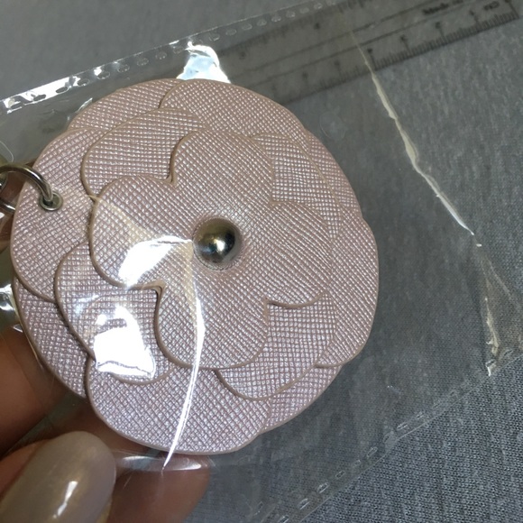 Victoria's Secret flower key chain - Picture 4 of 4