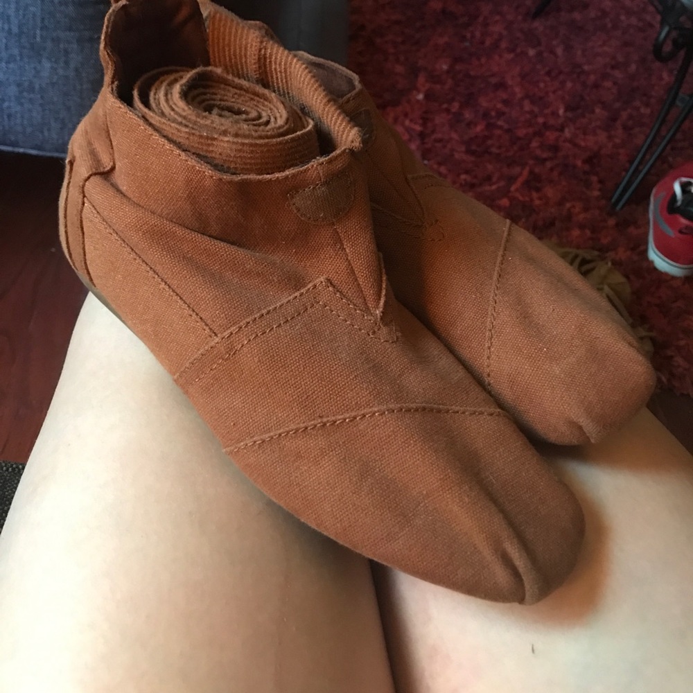 TOMS Wrap Up Boots!