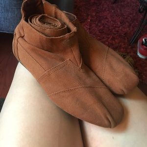 TOMS Wrap Up Boots!