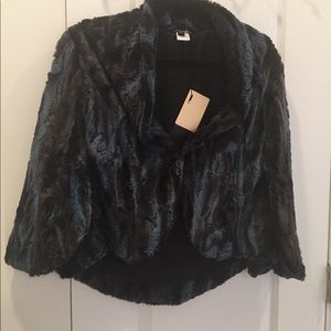 NWT Alberto Makali Faux fur capelet