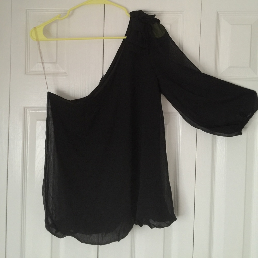 ❌SOLD‼️One sleeve black shoulder with bow - Picture 2 of 4