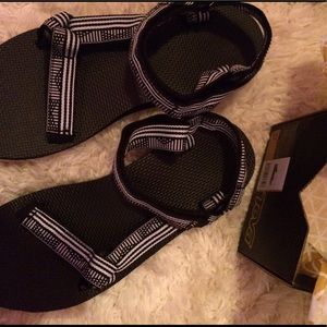 Black and White Teva's