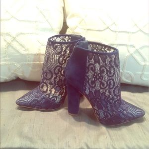 Cute lace booties 😍
