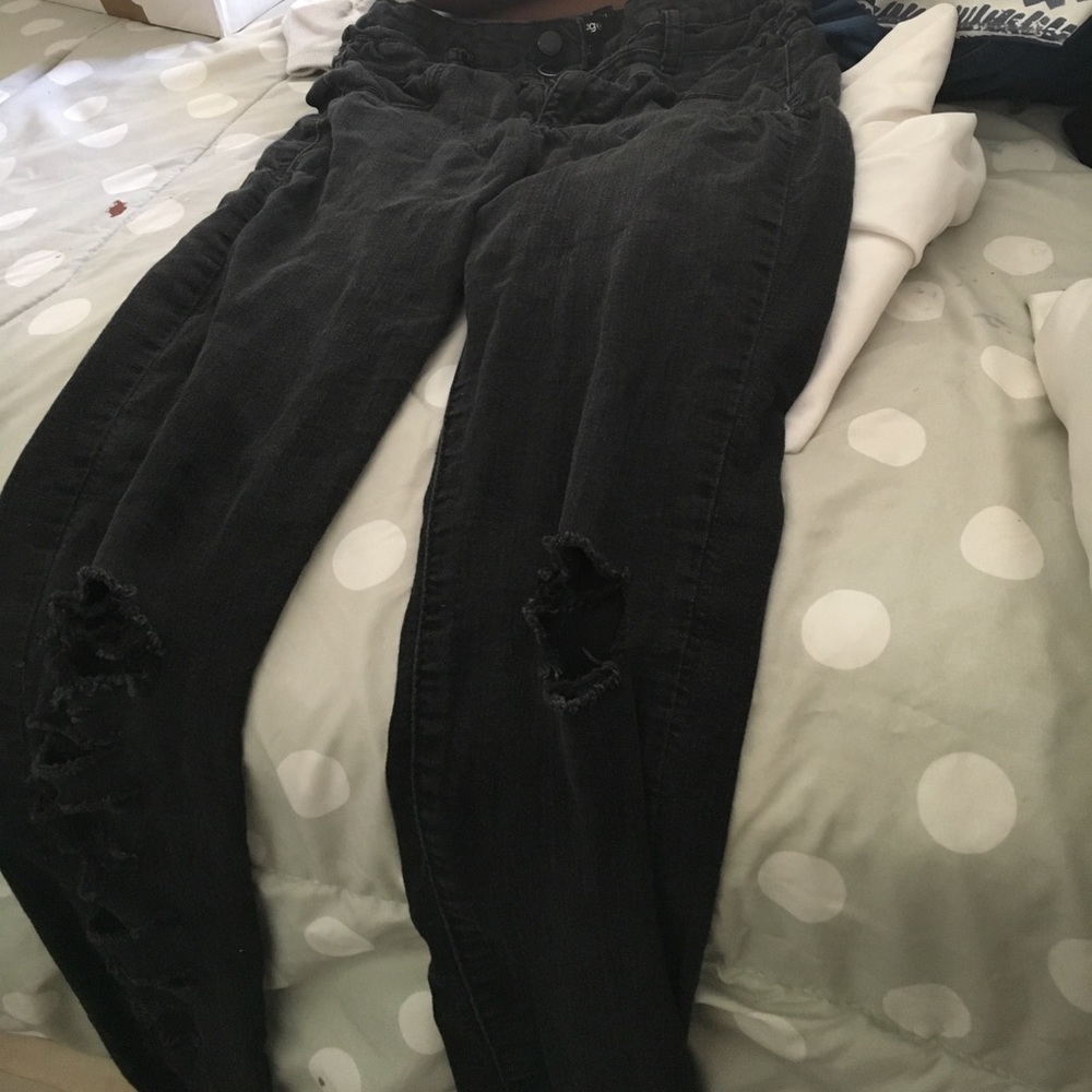 Hi waisted black ripped jeans