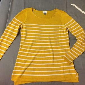 yellow sweater M