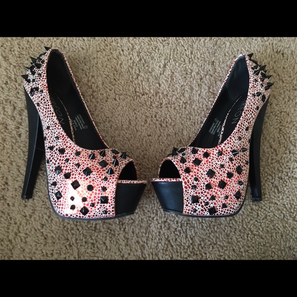 HOUSE OF DEREON "CARRISMA" BLACK/RED SPIKE HEELS - Picture 3 of 7
