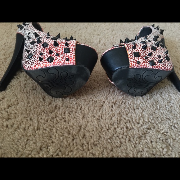 HOUSE OF DEREON "CARRISMA" BLACK/RED SPIKE HEELS - Picture 5 of 7