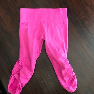 flow and go crop LuLuLemon - super comfy!