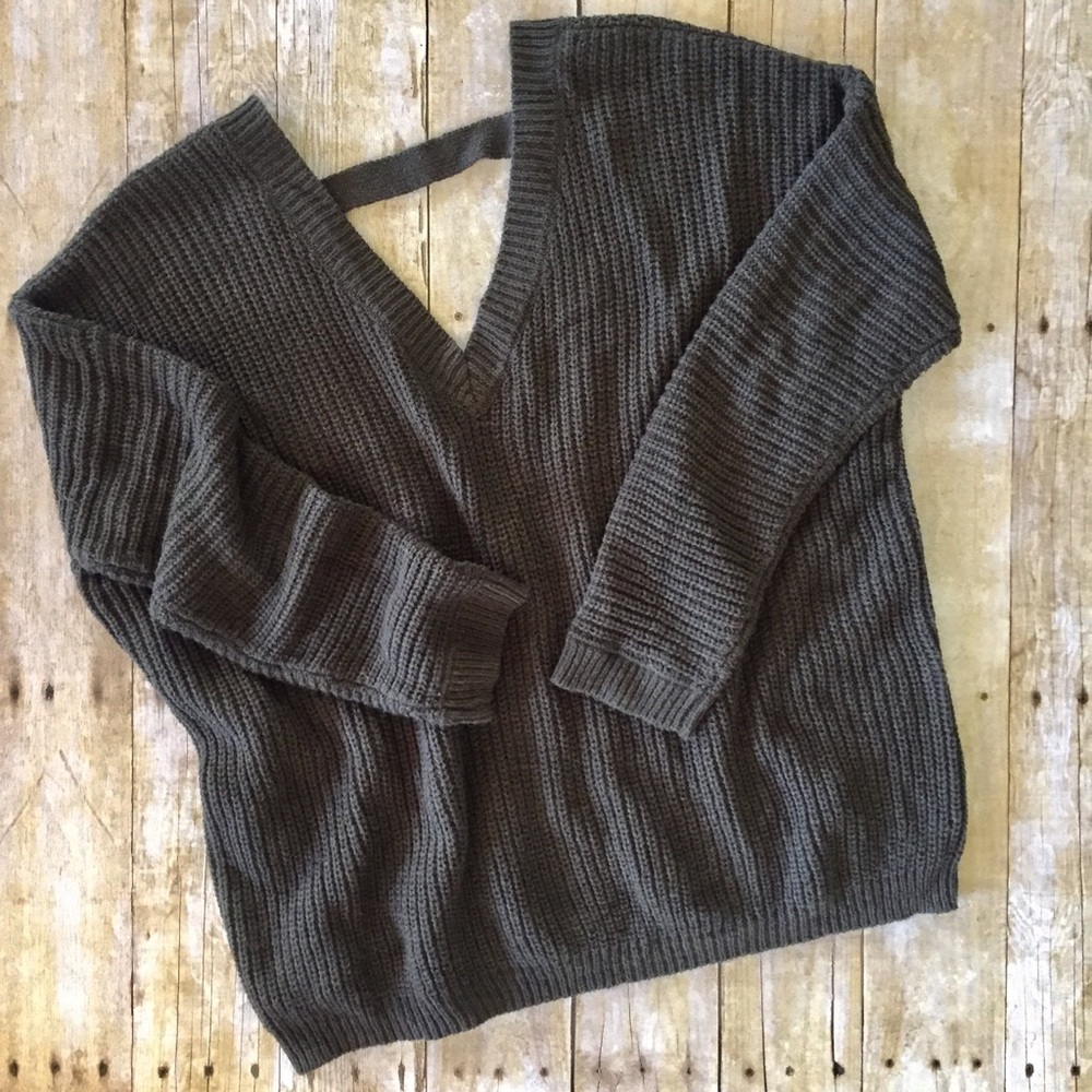 Oversized chunky sweater with open back •  olive