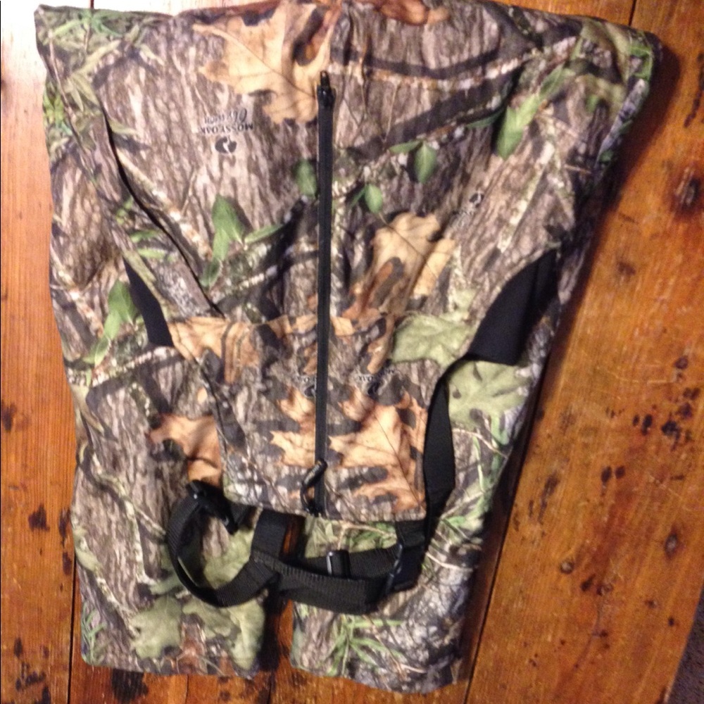 Camo insulated Mossy oak bibs. Game Winner. Small