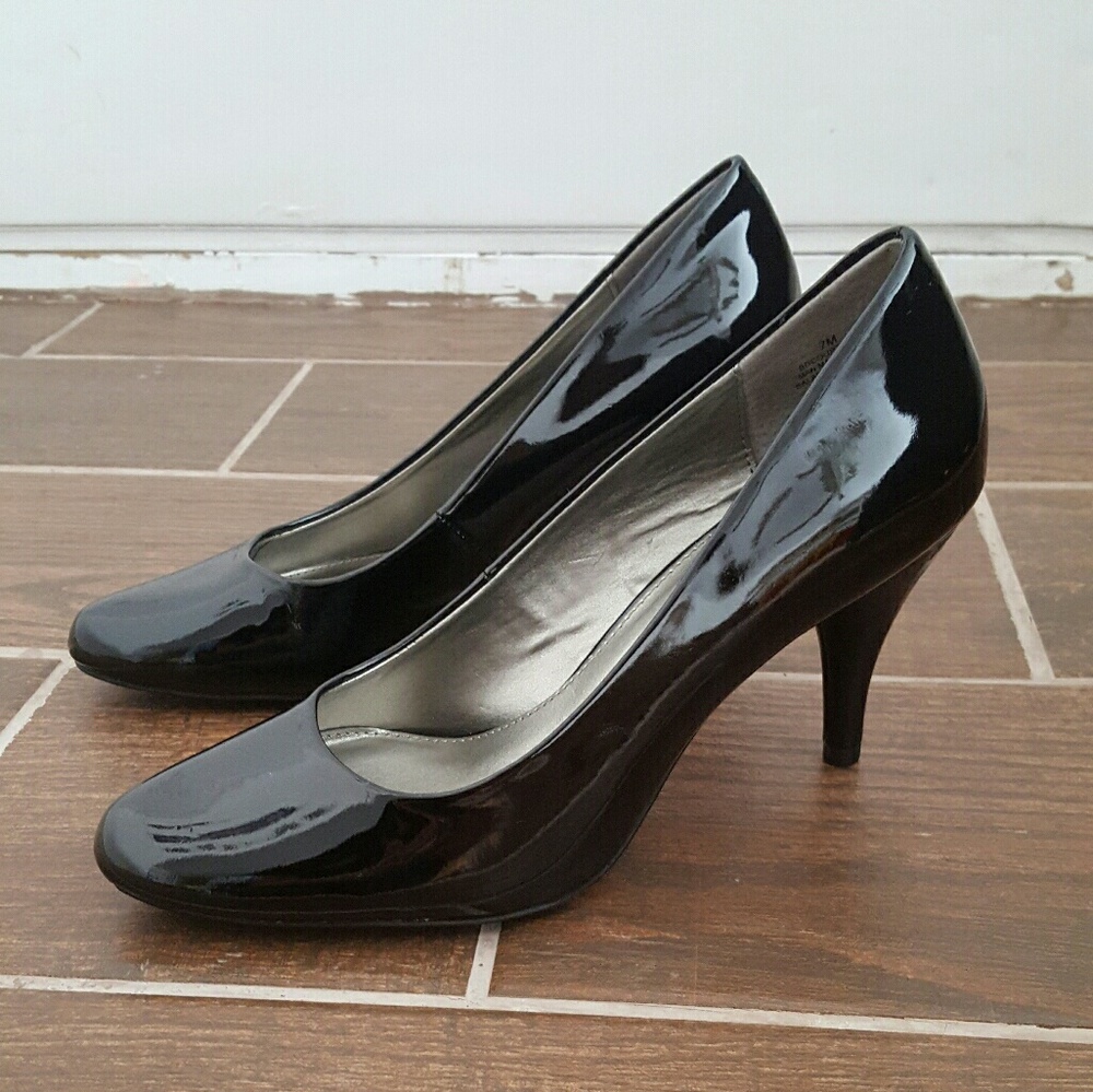 Bandolino Black Patent Heels