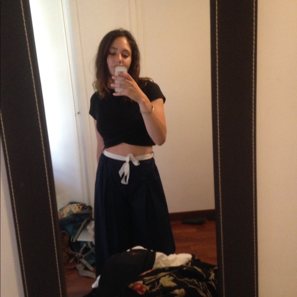 Pinki crop top, crosses up front
