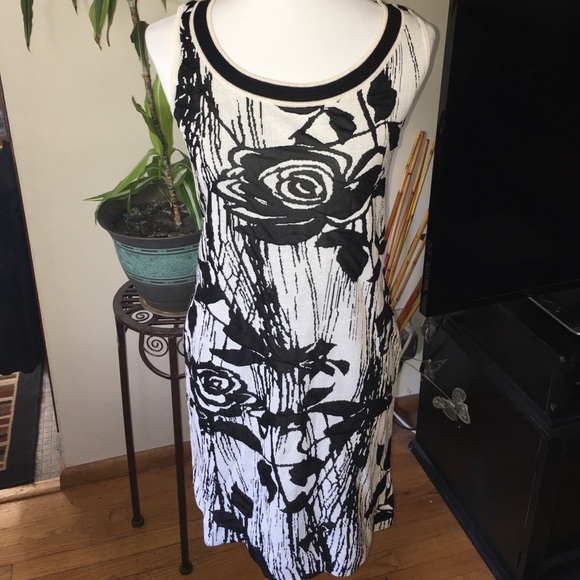 St. John Dresses & Skirts - ST. JOHN knit sleevles sheath dress