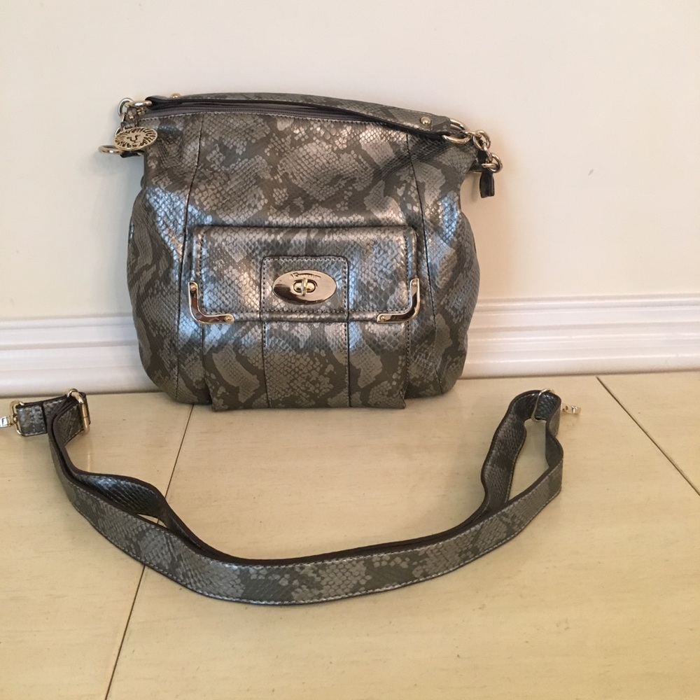 Ladies Anne Klein handbag.  EUC