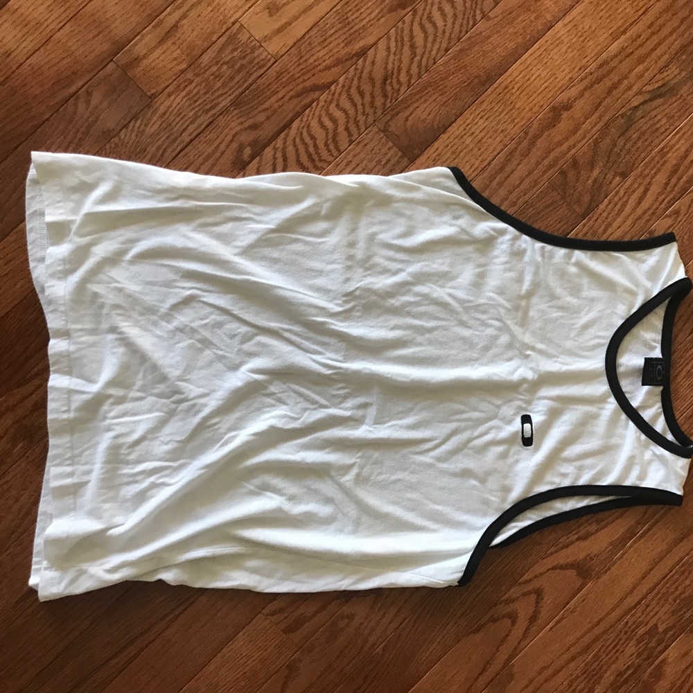Sleeveless Oakley tank