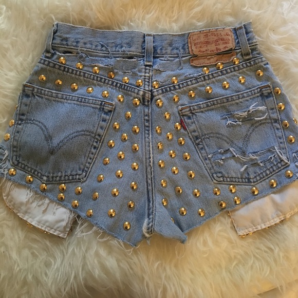 Vintage Levi's distressed denim shorts - Picture 2 of 2