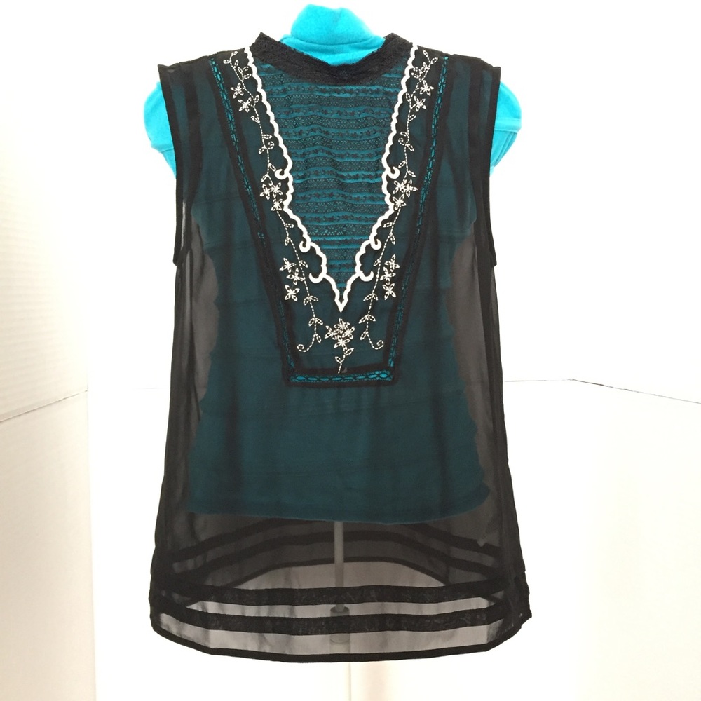 Hinge b&w embroidered slvls blouse