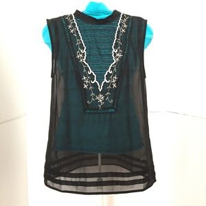 Hinge b&w embroidered slvls blouse