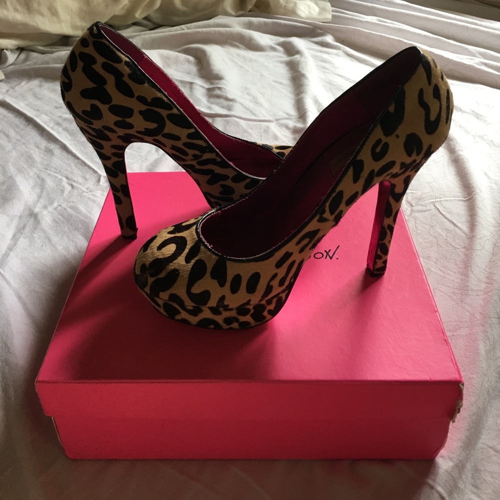Betsy Johnson Deeeval Leopard Heels