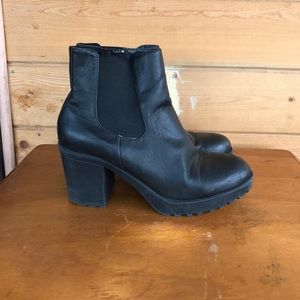 Black Chunky Chelsea boots