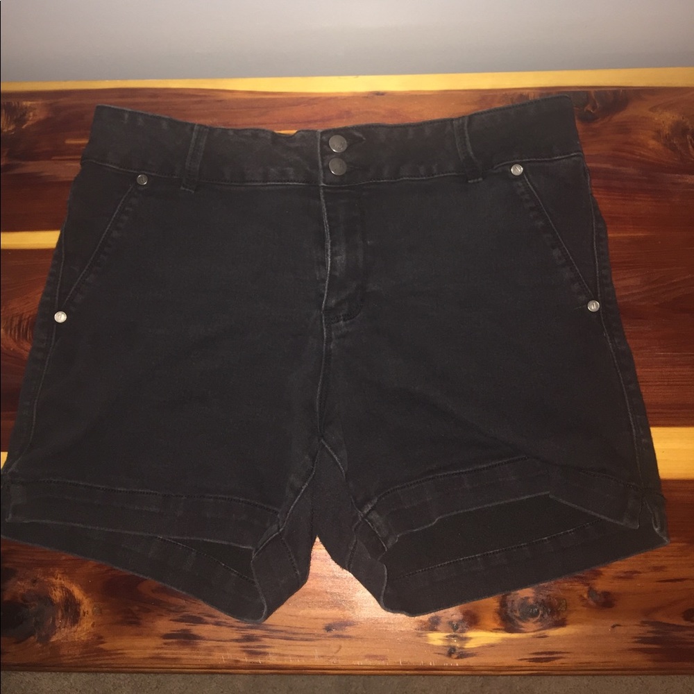Black high waisted shorts!!