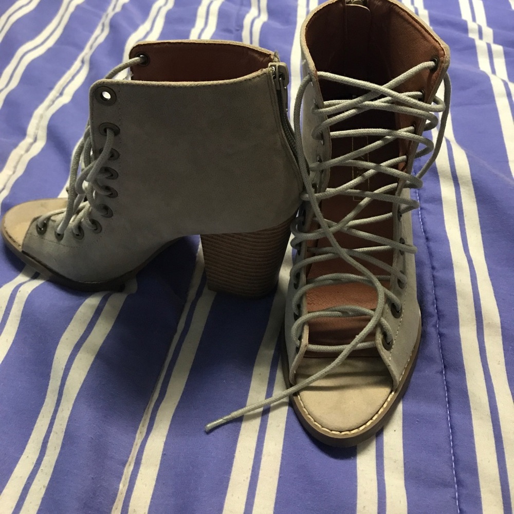 Heels - Picture 2 of 3