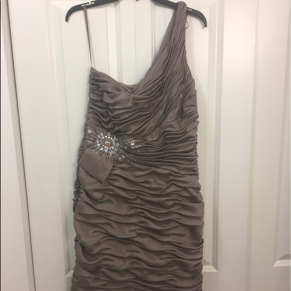 Knee length dress. Only wore once to a wedding!