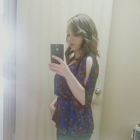 Meet your Posher, Tori - Picture 2 of 4