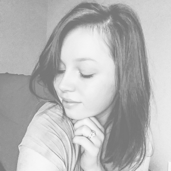 Meet your Posher, Tori - Picture 3 of 4