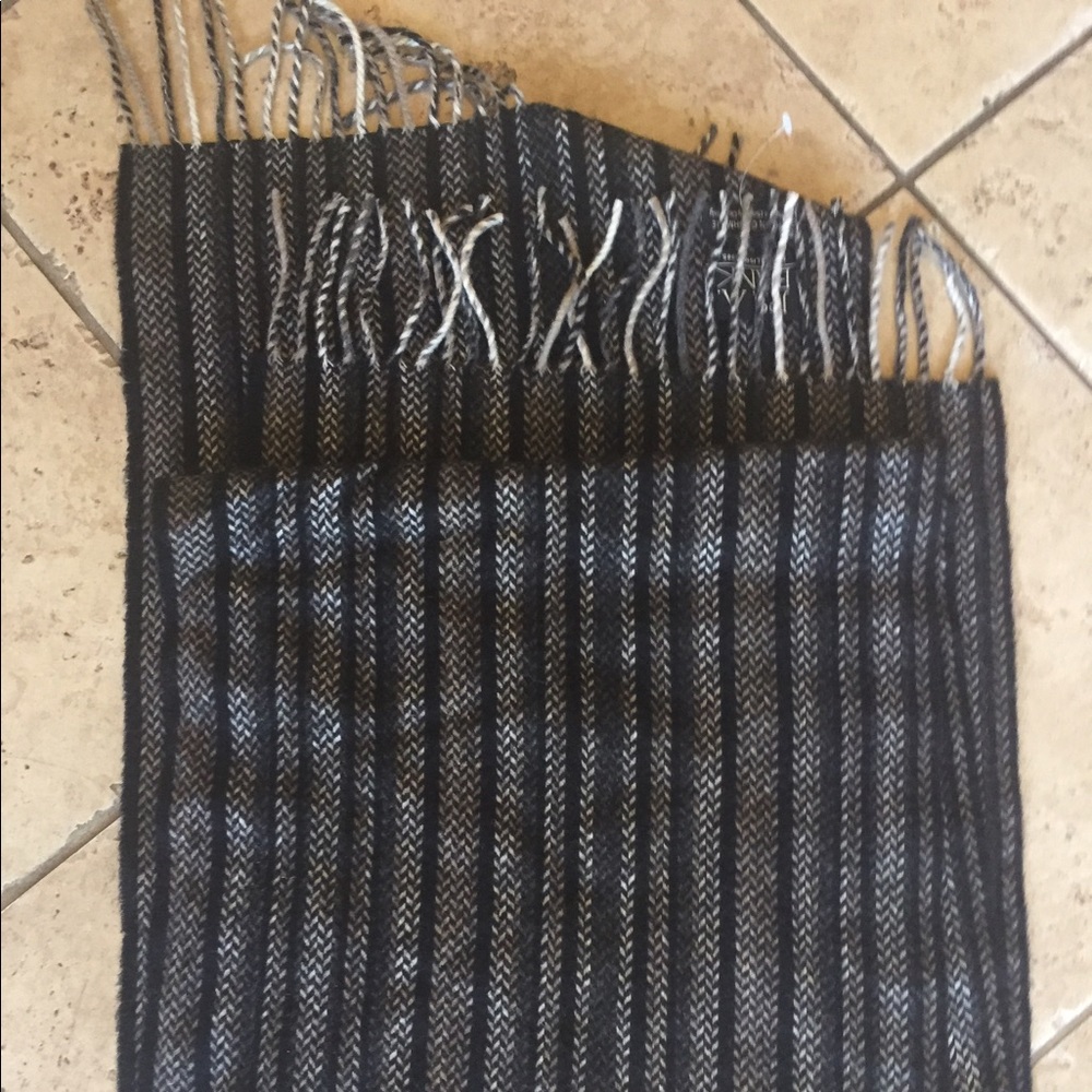 Unisex shawl.
