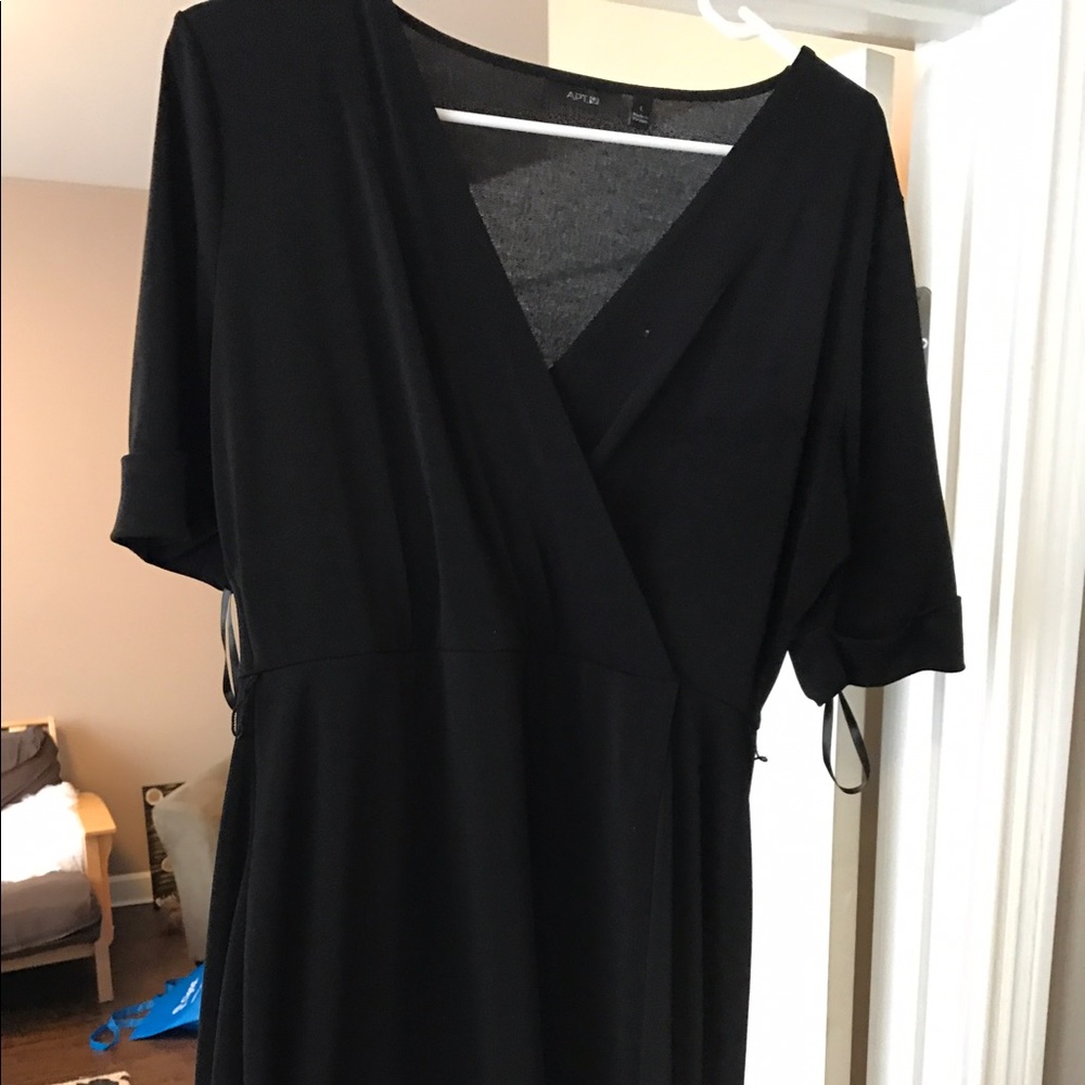🌻$5 if added to Bundle.* Black V-Neck Dress