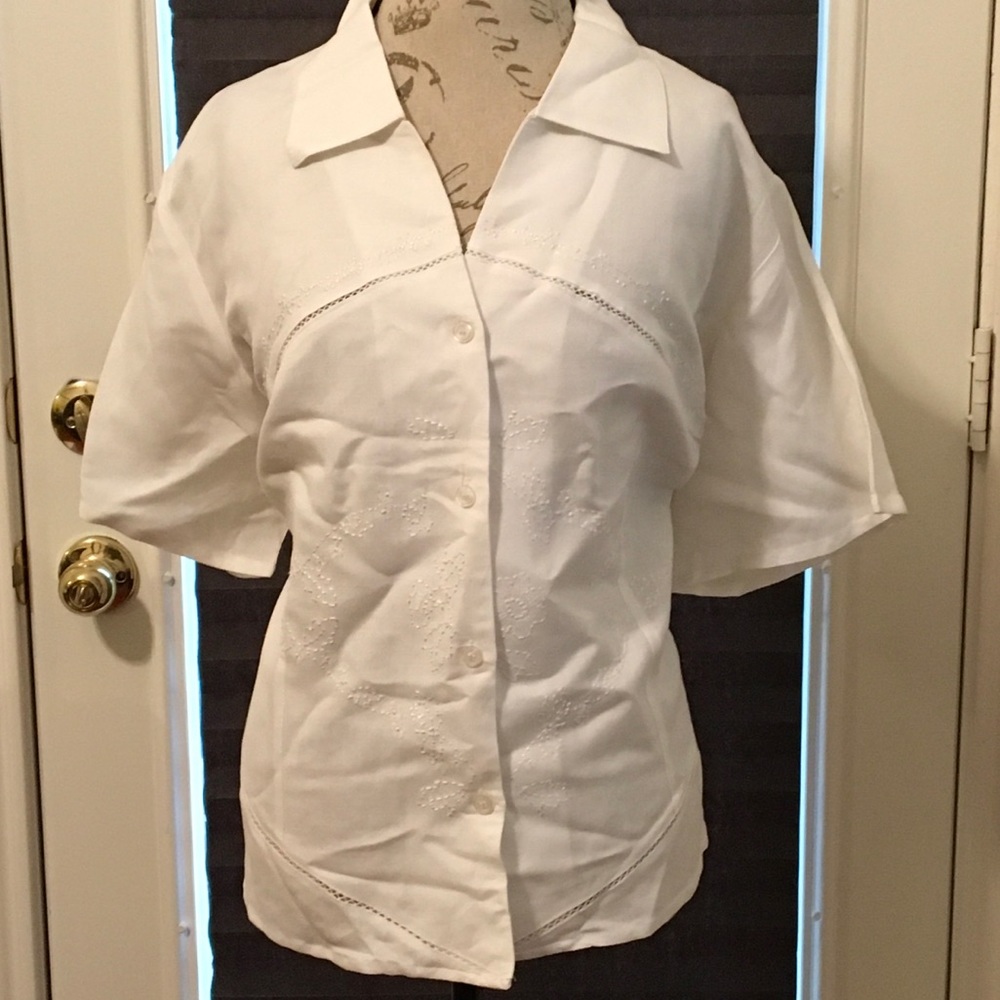 Mariannne: Cute Detailed White Top Sz. 2X