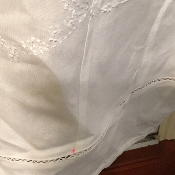 Mariannne: Cute Detailed White Top Sz. 2X - Picture 3 of 3
