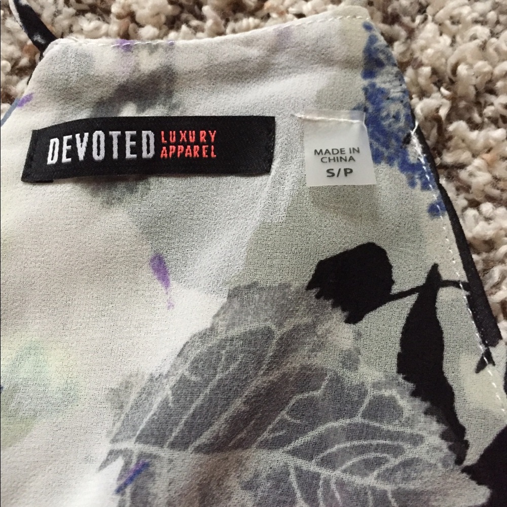Floral top. - Picture 3 of 4