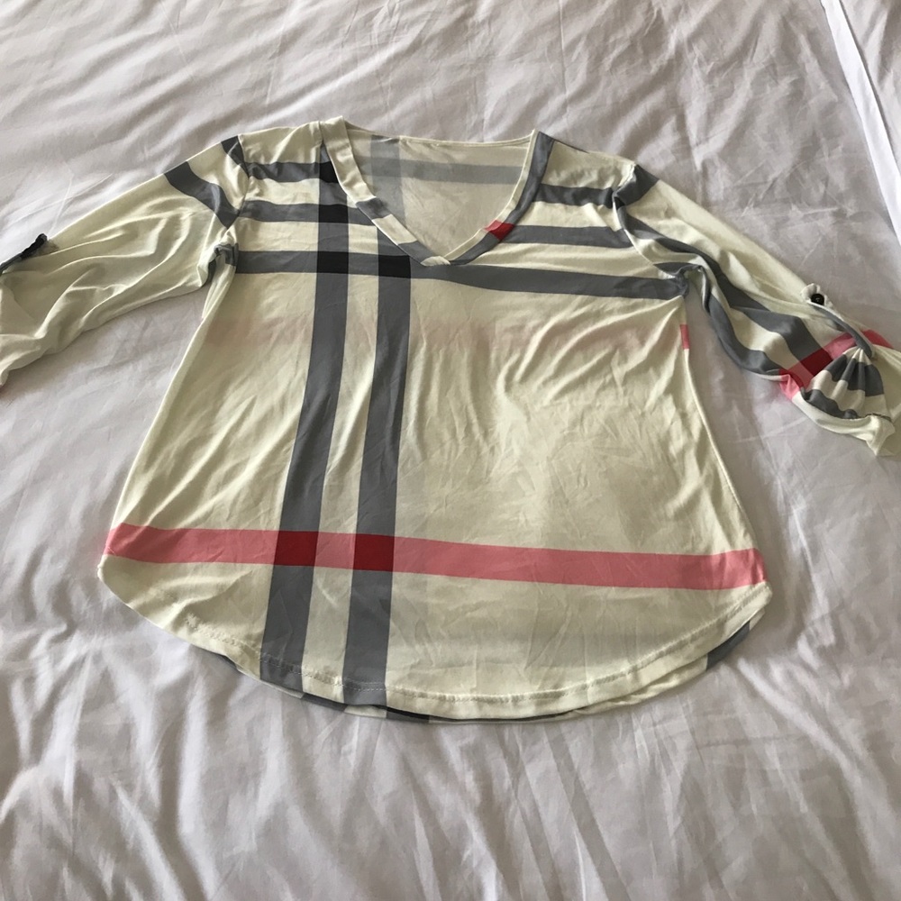 Adorable boutique cream v-neck blouse w/ blk/red.