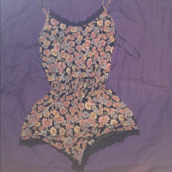 A medium size romper perfect for summer - Picture 1 of 3