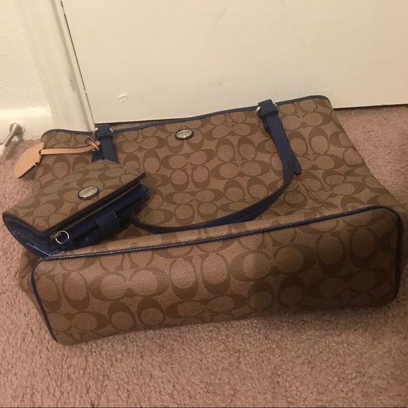 Coach medium tote wallet not included - Picture 2 of 4