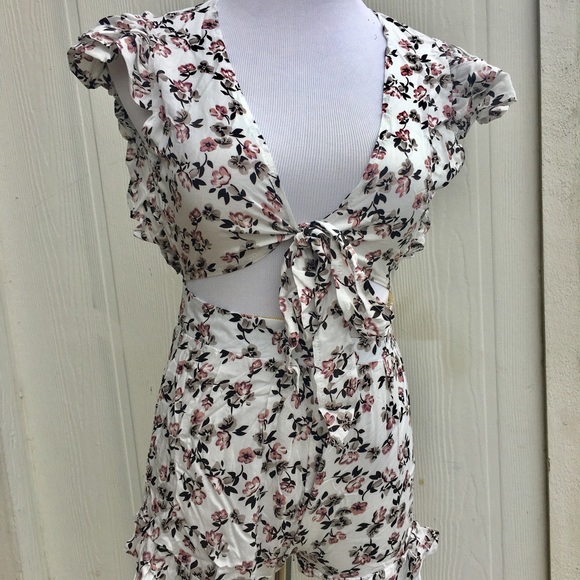 IVORY FLORAL PRINT RUFFLE ROMPER - Picture 4 of 4