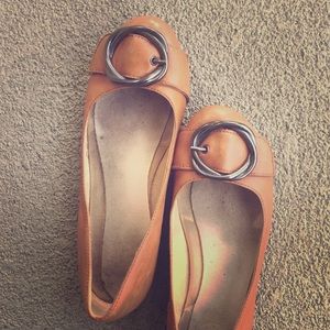 Tan leather cut shoe