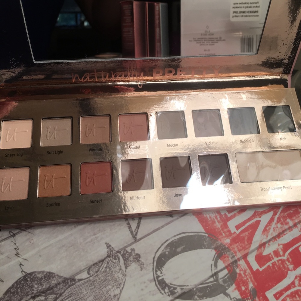 It cosmetics bundle - Picture 2 of 4