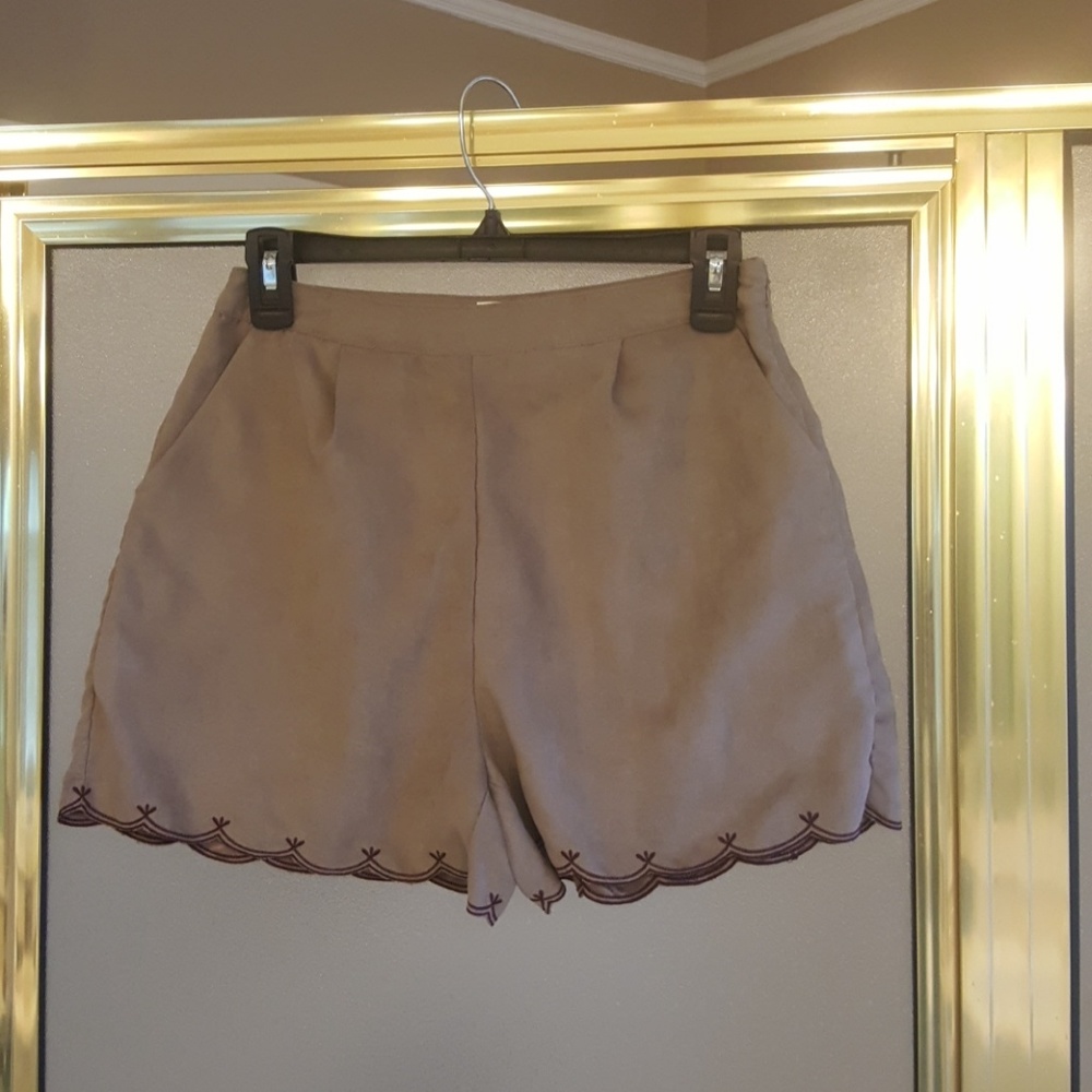 nwot FAUX SUEDE scalloped shorts w Side zip SMALL