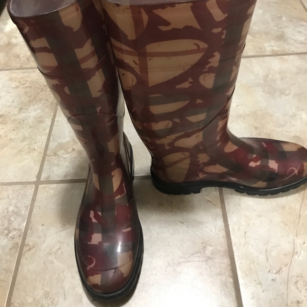 Burberry heart rain boots