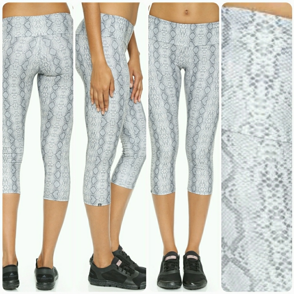 SOLD-Onzie - Capri Vamp in Gray leggings - M/L - Picture 3 of 3