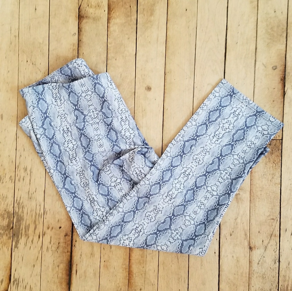 SOLD-Onzie - Capri Vamp in Gray leggings - M/L - Picture 1 of 3