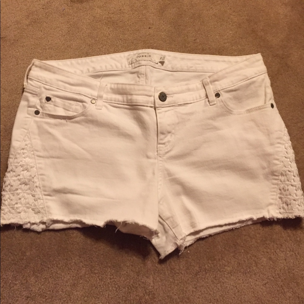 🙌🏽 TORRID Shorts, White Wash, Lace Inset Sides