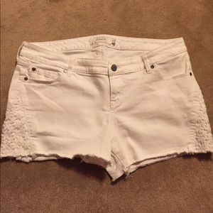 🙌🏽 TORRID Shorts, White Wash, Lace Inset Sides